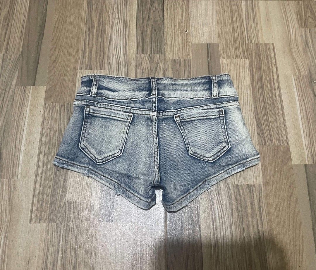 Vintage y2k MiNi Skort (Category: Shorts) located in San Pedro. Submitted by r.vynarchive (Listing ID 1468383073, Image 2). Description: size 24-25 Length 7 •Good condition &Dm to claim and for deets.