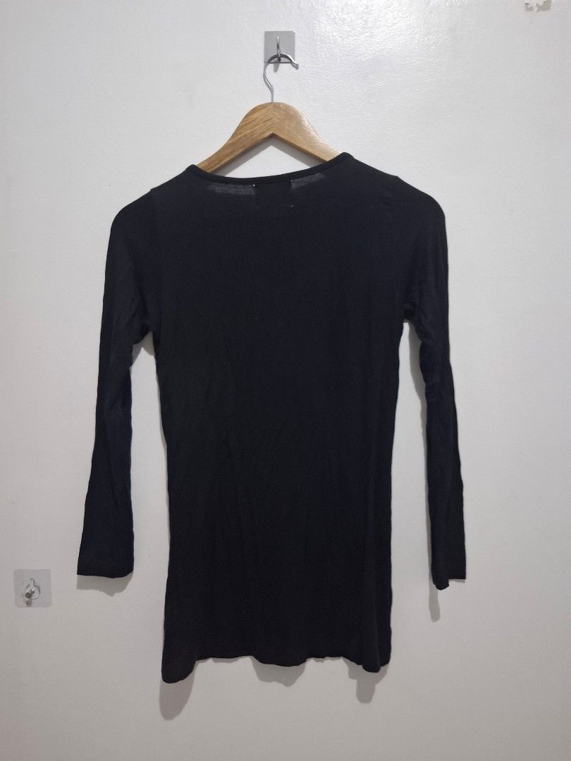 Vivienne westwood (Category: Longsleeves) located in Tarlac. Submitted by christopher.24 (Listing ID 1468324784, Image 3). Description: excellent condition.