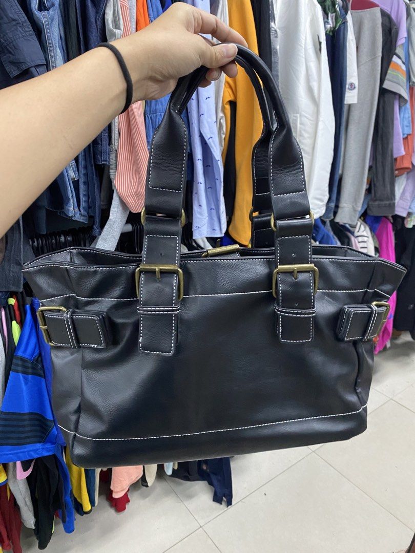 Vivienne Westwood Accord (Category: Shoulder Bags) located in Mangatarem. Submitted by juicybabe_ (Listing ID 1468311077, Image 2). Description: aunthenticity not guaranteed.