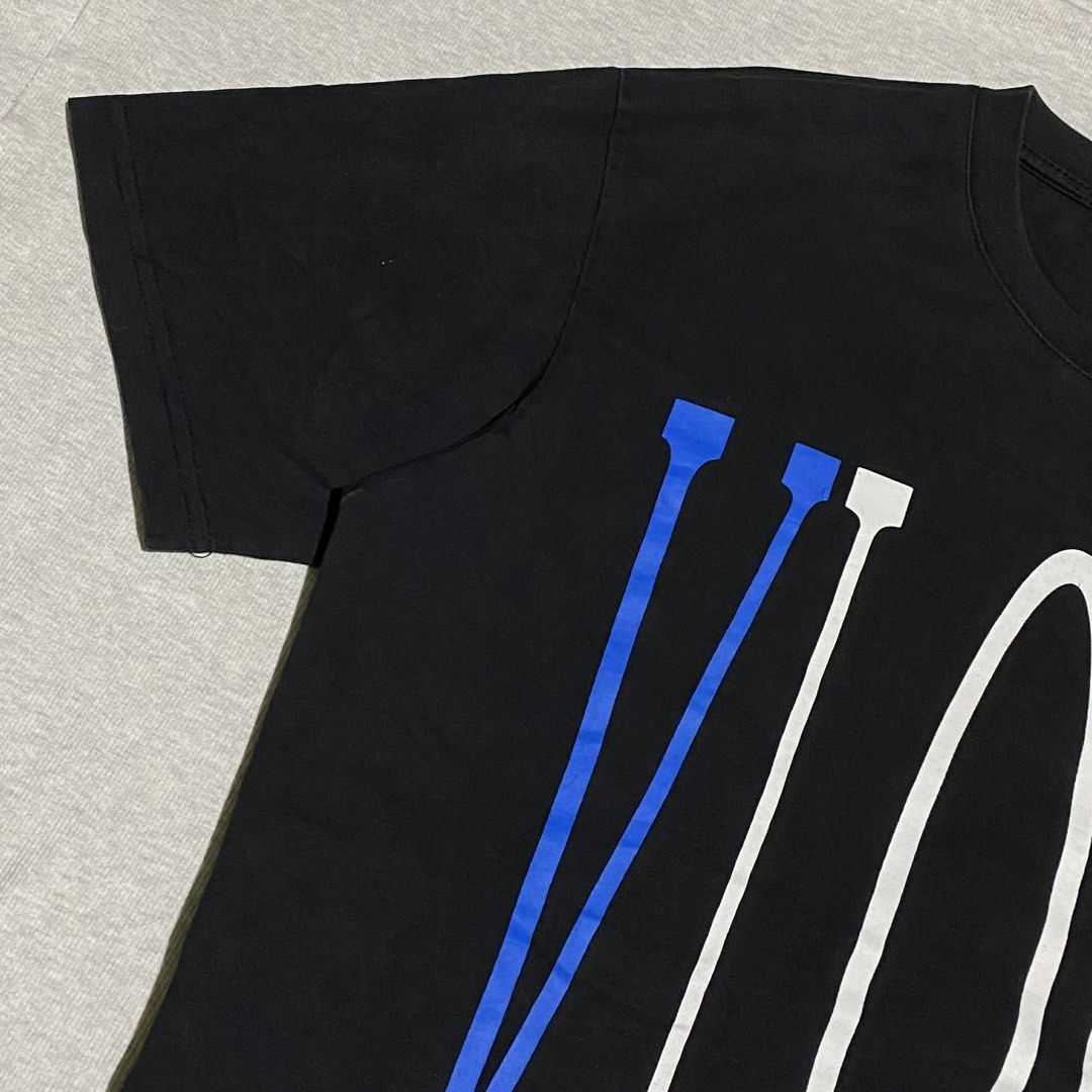 Vlone (Category: Formal Shirts) located in Mabalacat. Submitted by stellargarments (Listing ID 1468351922, Image 3). Description: Length : 28 Width : 22 Condition : 9/10 Snake Design Malaki Logo sa personal with washtags no lints/himulmol medjo lukot pa fresh from bale kasi buo pa print ng ibang part may iilan hairline very comfy & smooth on skin.