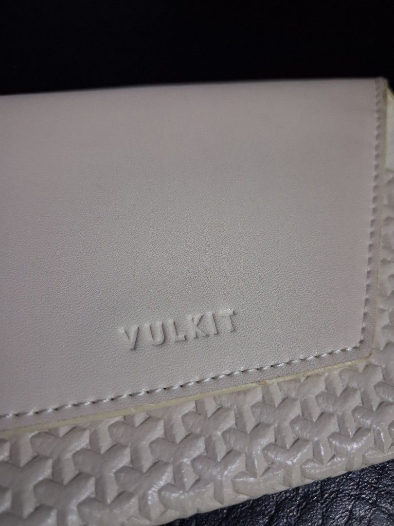 Vulkit Eyewear Case (Category: Sunglasses & Eyewear) located in Mandaluyong City. Submitted by daddyjpanlilio24 (Listing ID 1468424465, Image 2). Description: P 350 fix price+sf Can pass as new no issue Mandaluyong Shipping/Payment: JNT, payment 1st Gcash no COD Lalamove, abono or Gcash upon rider pick up.