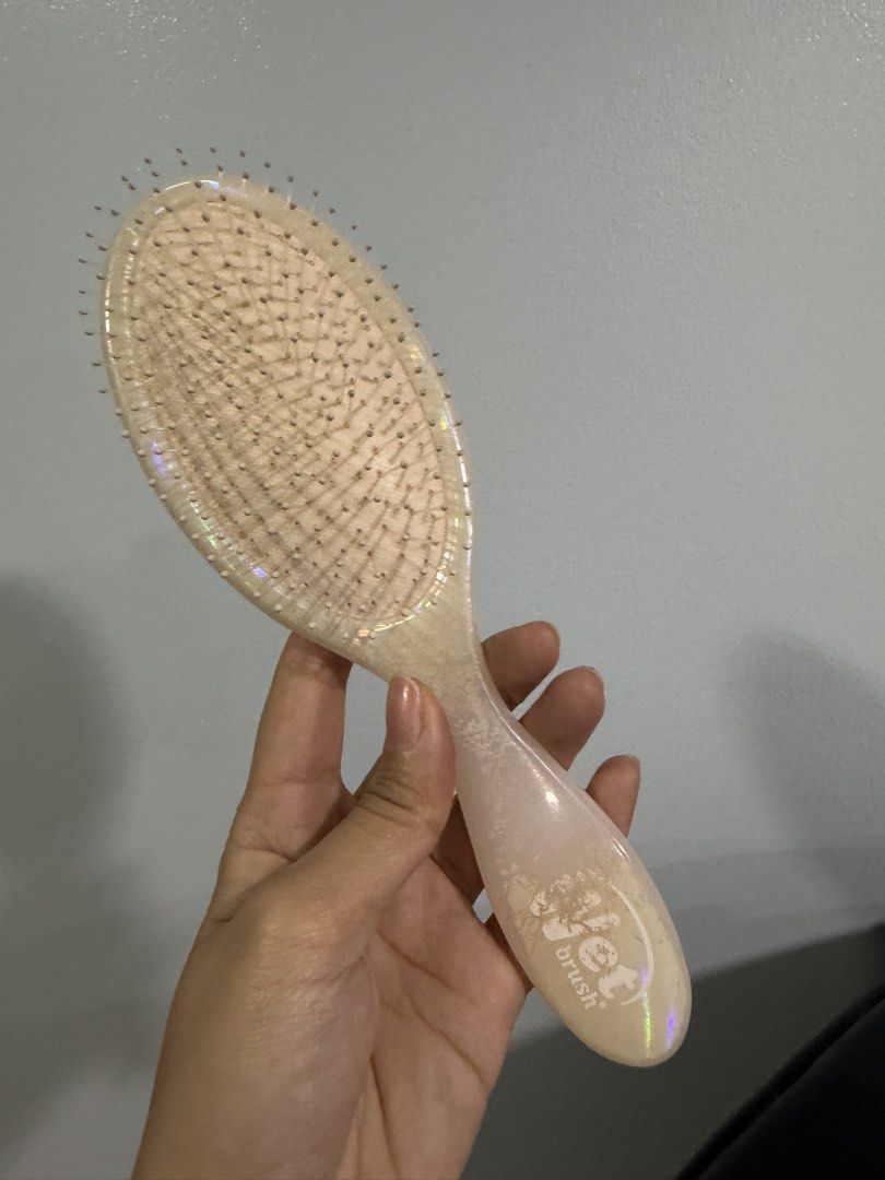 Wet brush (Category: Hair) located in Quezon City. Submitted by destashingmycloset (Listing ID 1468335145, Image 1). Description: .