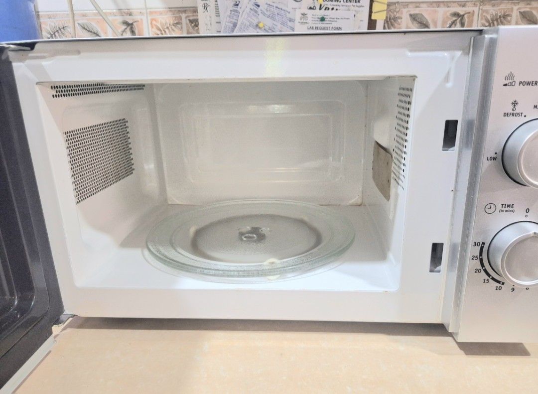 Whirlpool Silver Microwave Oven (Category: Ovens & Toasters) located in Manila. Submitted by allant1976 (Listing ID 1468313087, Image 3). Description: Selling our Whirlpool silver microwave oven. Heats food and drink very quickly. Like new, seldomly used. Very clean. Negotiable. Details: Dual rotary dials for power levels ranging from defrost up to high, plus a timer up to 30 minutes..