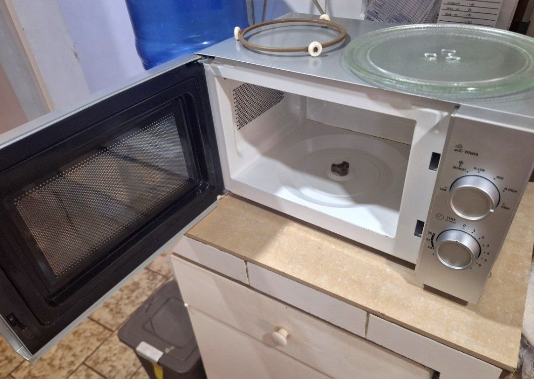 Whirlpool Silver Microwave Oven (Category: Ovens & Toasters) located in Manila. Submitted by allant1976 (Listing ID 1468313087, Image 2). Description: Selling our Whirlpool silver microwave oven. Heats food and drink very quickly. Like new, seldomly used. Very clean. Negotiable. Details: Dual rotary dials for power levels ranging from defrost up to high, plus a timer up to 30 minutes..