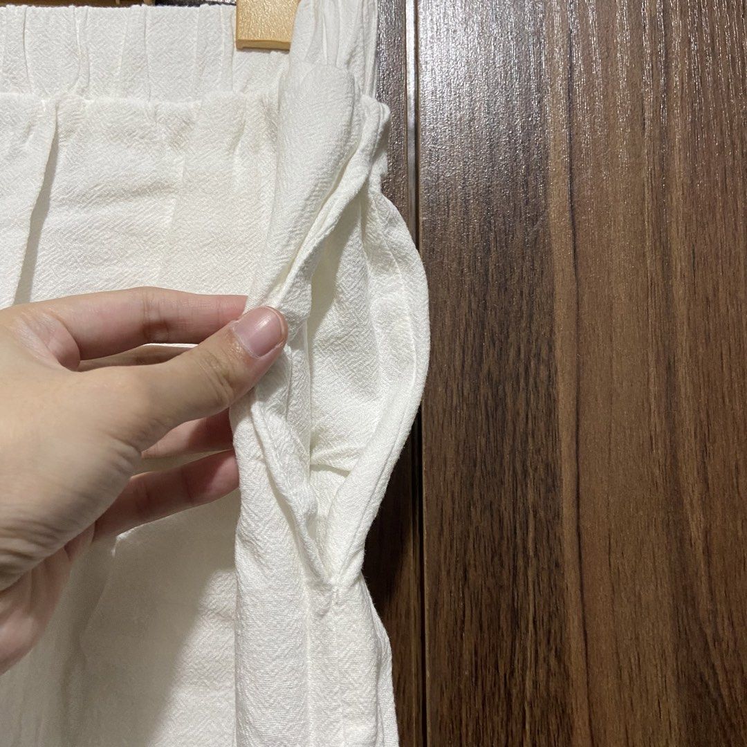 White high-waisted shorts with pockets (Category: Shorts) located in Marikina City. Submitted by jeliie (Listing ID 1468426090, Image 2). Description: No issue.