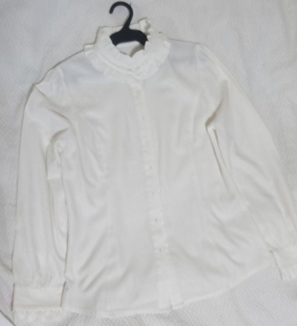 white long-sleeve Peter Pan collar blouse (Category: Blouses) located in Antipolo. Submitted by foncimigz (Listing ID 1468459954, Image 1). Description: PRE-LOVED white long-sleeve Peter Pan collar blouse size l 24 w 19.