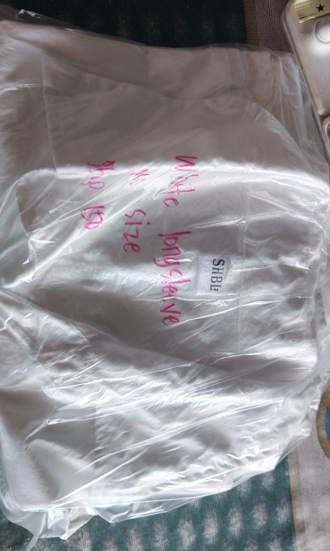 White longsleeve xl (Category: Longsleeves) located in Quezon City. Submitted by plantcorner (Listing ID 1468334156, Image 2). Description: Wag nalang po ulit, bago ko tinabi nilabhan ko siya,,.