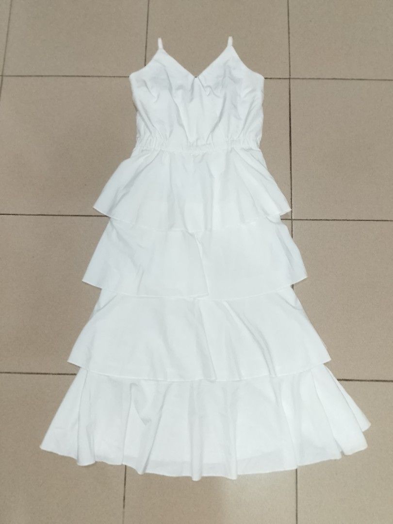 White Multi-Tiered Ruffled Strapless White Dress (Category: Dresses) located in Bacolod City. Submitted by beam_tori (Listing ID 1468429457, Image 1). Description: - fits M to L best - stretchy fabric at the back - MOP: Gcash - MOD: J&T.