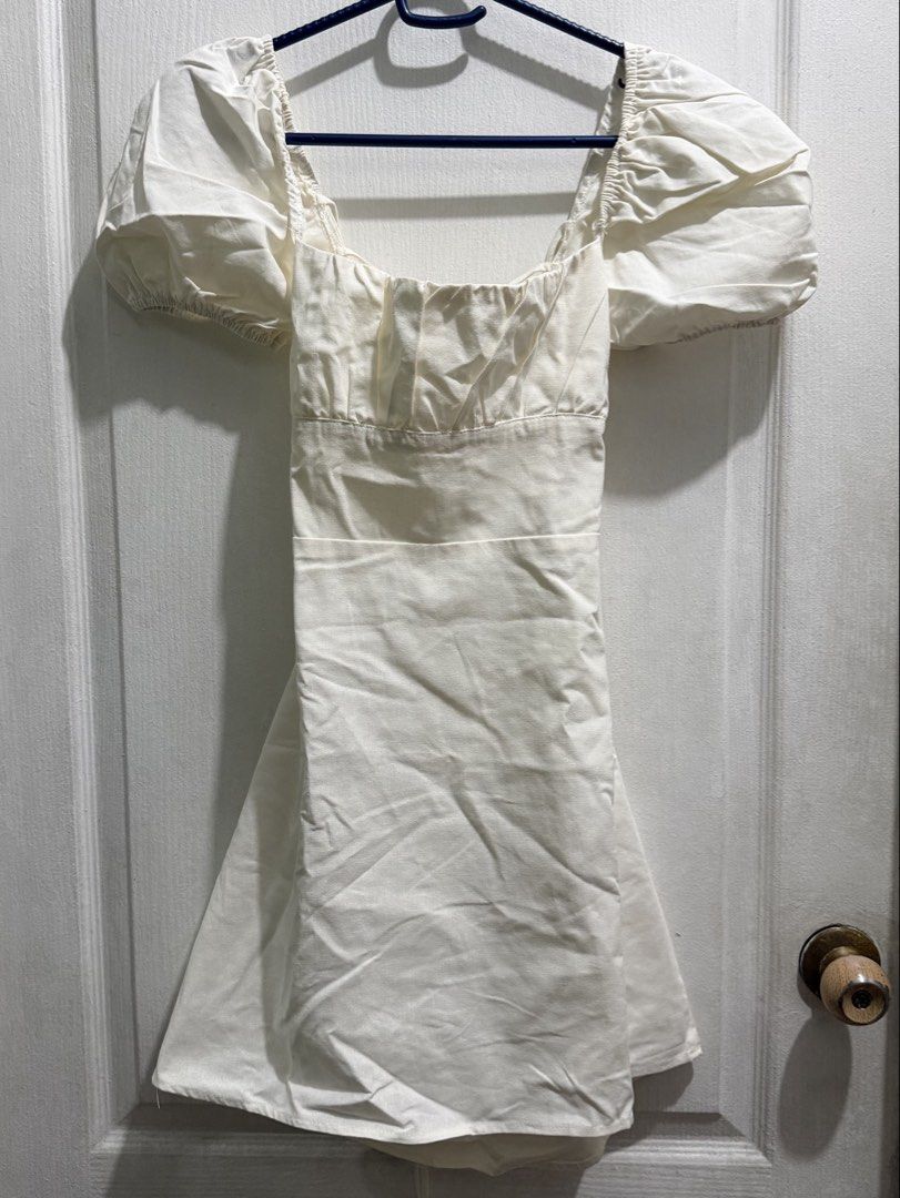 White Puff Sleeve Backless Tie Mini Dress (Category: Dresses) located in Manila. Submitted by jillibeans (Listing ID 1468396620, Image 1). Description: • Never been used • Size: Large • Fabric: Linen • Has inner lining.