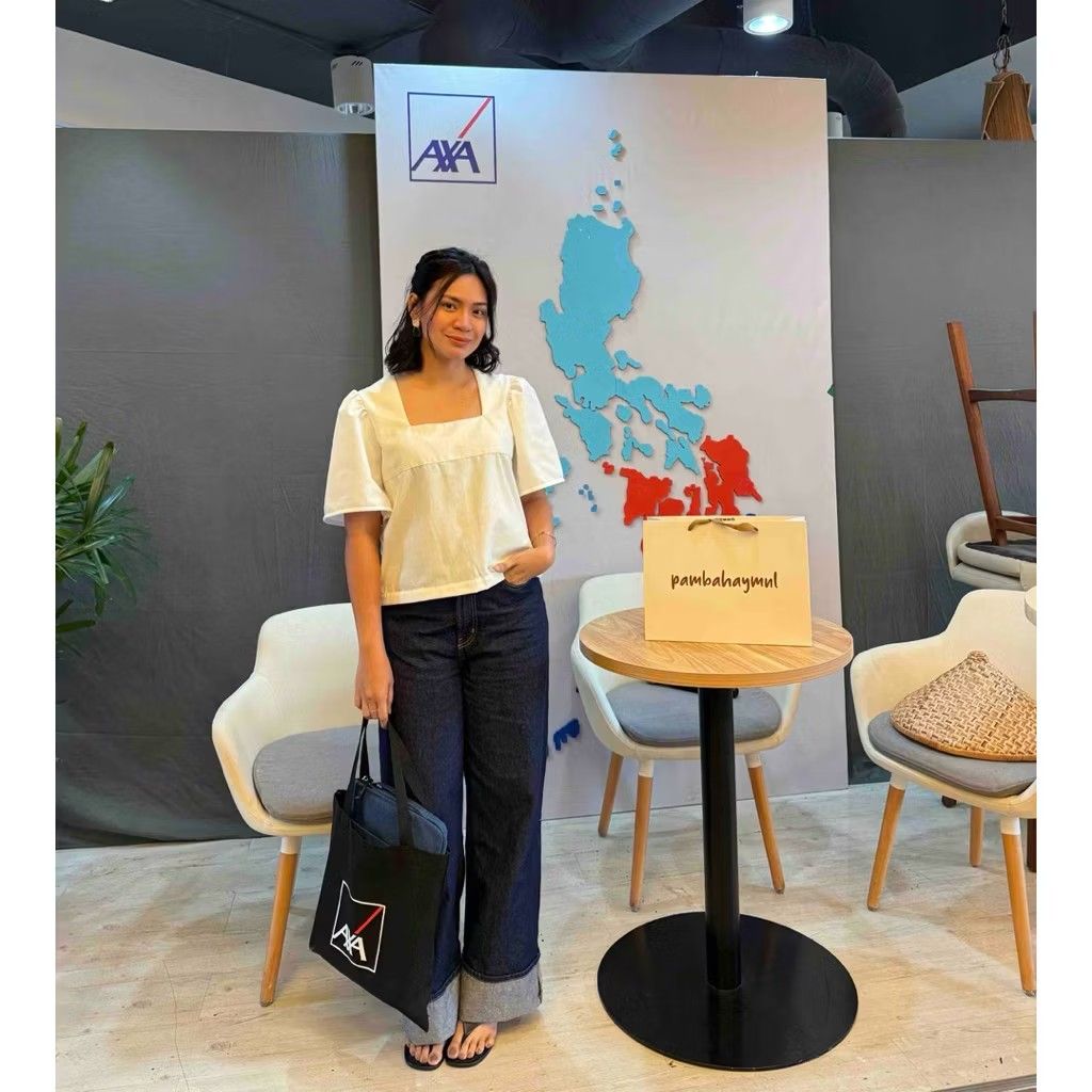 White Square Neck Blouse Puff Sleeves (Category: Blouses) located in Quezon City. Submitted by rightyriko (Listing ID 1468303155, Image 3). Description: - Color: White - Neckline: Square neck - Sleeves: Short puff sleeves - Size: Medium - Condition: Good, worn a few times and freshly washed - Styling: Easy to pair with denim jeans or skirts - RFS: A bit big for me .