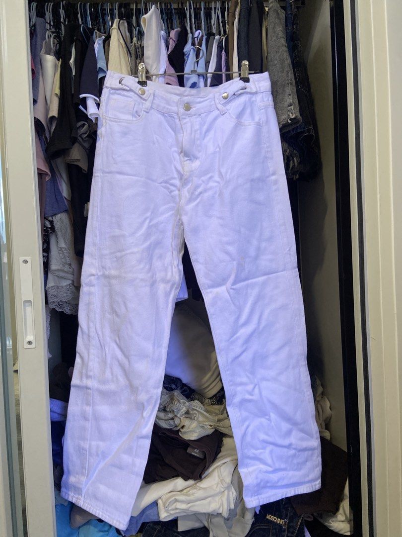 white wide jeans (Category: Jeans) located in Santa Rita. Submitted by viorr (Listing ID 1468326088, Image 1). Description: M - L 39L.