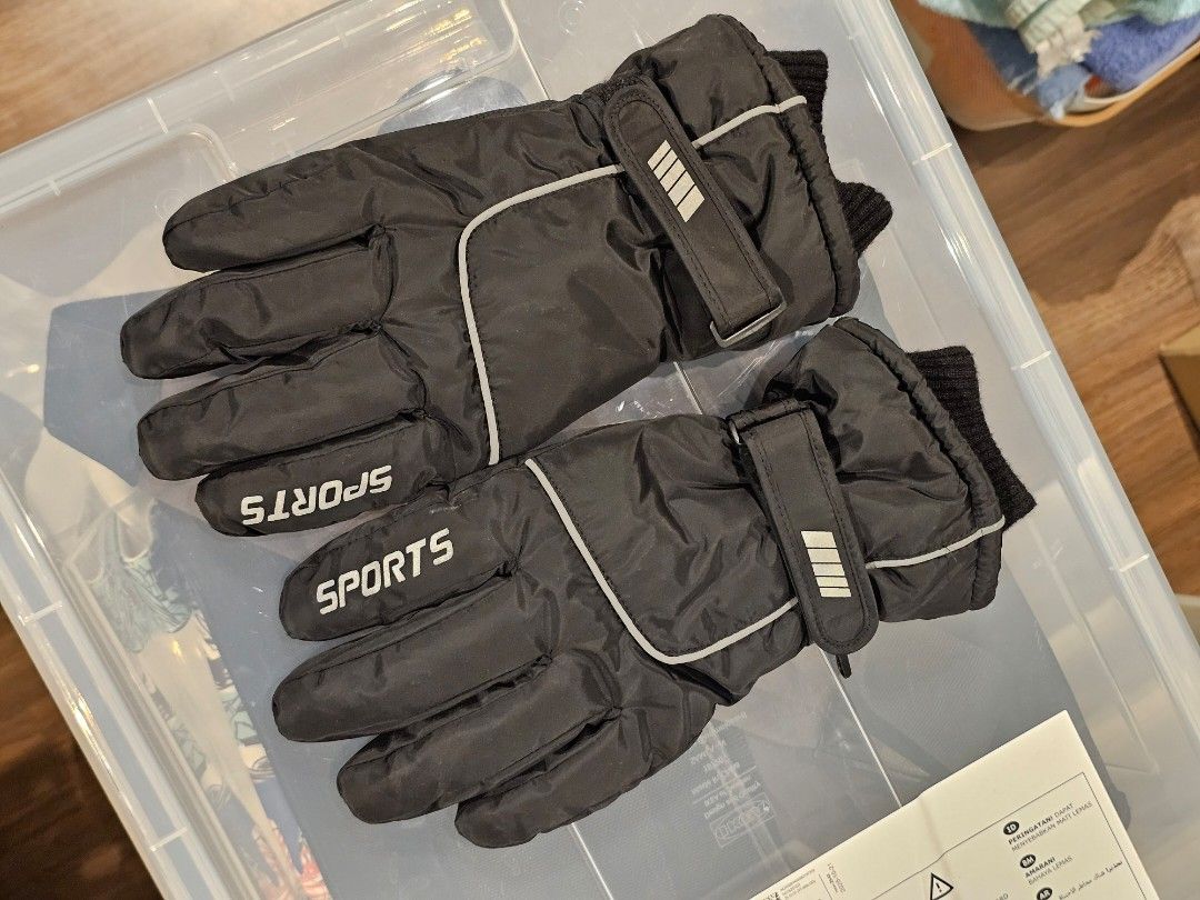 Winter gloves Unisex (Category: Everything Else Others) located in Manila. Submitted by chocomoose (Listing ID 1468375414, Image 1). Description: -insulated -waterproof -fur lining - will fit large women hand or men medium hand - may issue sa 1 glove see photo.