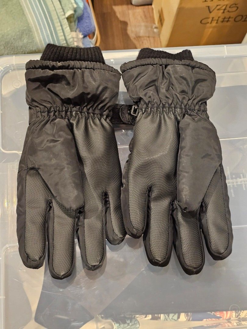 Winter gloves Unisex (Category: Everything Else Others) located in Manila. Submitted by chocomoose (Listing ID 1468375414, Image 2). Description: -insulated -waterproof -fur lining - will fit large women hand or men medium hand - may issue sa 1 glove see photo.