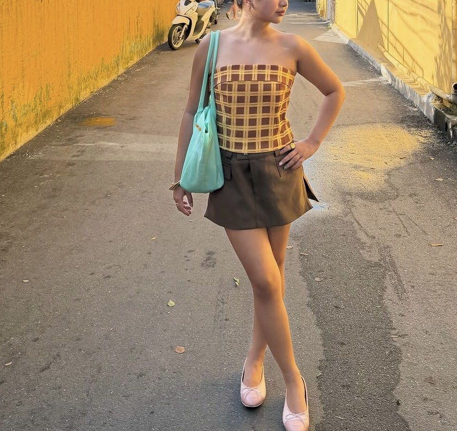 With Jéan Carla Corset Top (Category: Sleeveless) located in Makati City. Submitted by vvandko (Listing ID 1468393327, Image 2). Description: Super nice this top!! Used once for this trip lang! Size M .