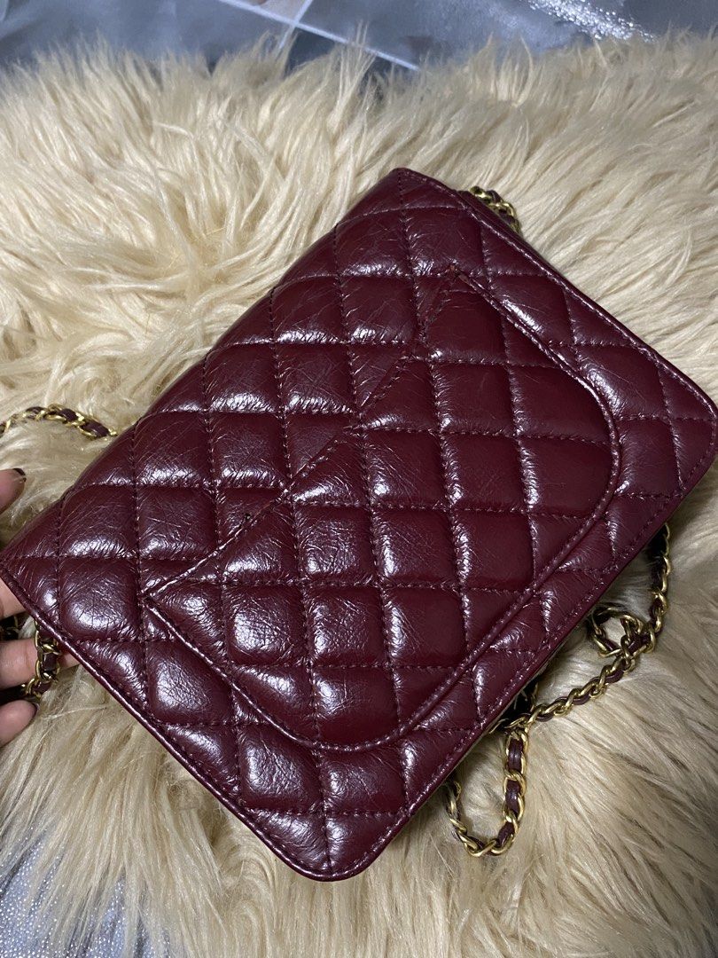WOC (Category: Cross-body Bags) located in Davao. Submitted by goldenstone_0be9b3 (Listing ID 1468391376, Image 3). Description: Vinatage siguro ito kasi maganda yung pagkakagold nya tas maganda din leather🤭 Ang gandaaa paaaa Ang ganda ng leather ang ganda ng pagka gold din.