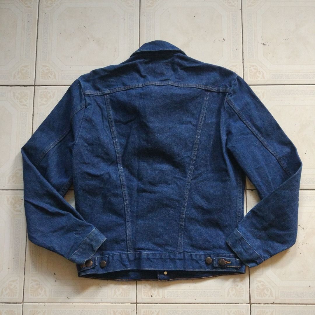 Wrangler Denim Jacket M (Category: Coats, Jackets and Outerwear) located in Pasay City. Submitted by denimdude.ph (Listing ID 1468335051, Image 2). Description: fabric run on sleeve, last pic.