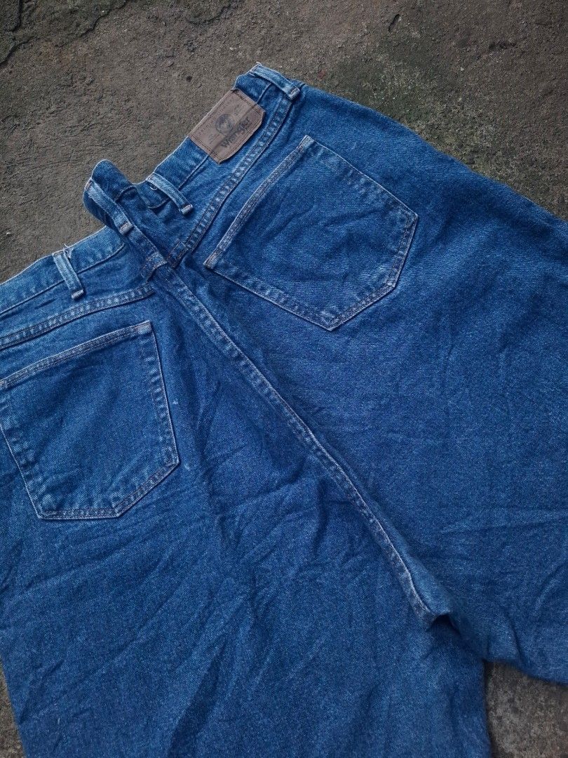 WRANGLER DENIM JORTS - SIZE: 48 (Category: Shorts) located in Manila. Submitted by bonaobrag55538 (Listing ID 1468340271, Image 3). Description: DIMES: 48*24*15 EXCELLENT CONDITION NO ISSUE.