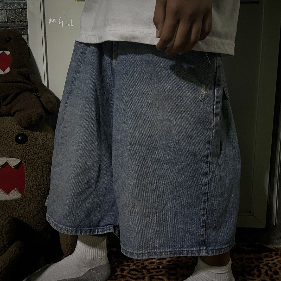 WRANGLER MASSIVE DENIM JORTS (Category: Shorts) located in Orani. Submitted by pulverize_tht_ho3 (Listing ID 1468310681, Image 1). Description: dimes: 42x23x13 condition: 9.5/10 flaw/s: minimal scratches check slides for the details.