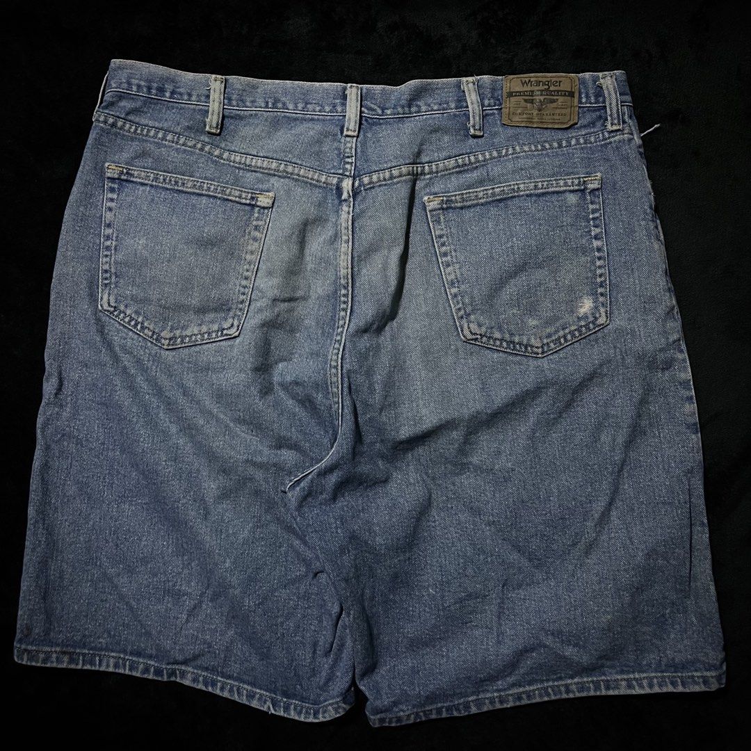WRANGLER MASSIVE DENIM JORTS (Category: Shorts) located in Orani. Submitted by pulverize_tht_ho3 (Listing ID 1468310681, Image 3). Description: dimes: 42x23x13 condition: 9.5/10 flaw/s: minimal scratches check slides for the details.