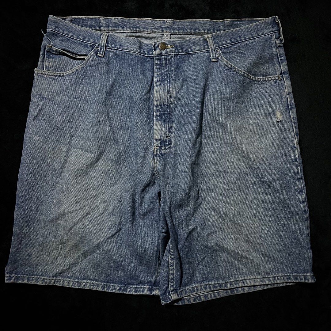 WRANGLER MASSIVE DENIM JORTS (Category: Shorts) located in Orani. Submitted by pulverize_tht_ho3 (Listing ID 1468310681, Image 2). Description: dimes: 42x23x13 condition: 9.5/10 flaw/s: minimal scratches check slides for the details.