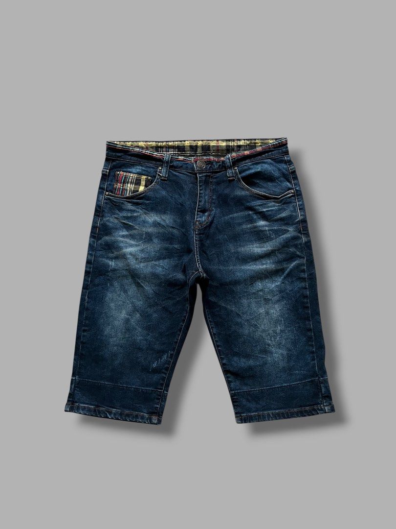 Y2K Evisu Capri Pants (Category: Jeans) located in Cebu City. Submitted by dip.thrift (Listing ID 1468459474, Image 2). Description: ▫️Official Tag ▫️Waistline: 34-36 Length: 25.5 Thigh: 13 Leg Opening: 9 ▫️Issue: ▫️Color Rate: ▫️Condition:.