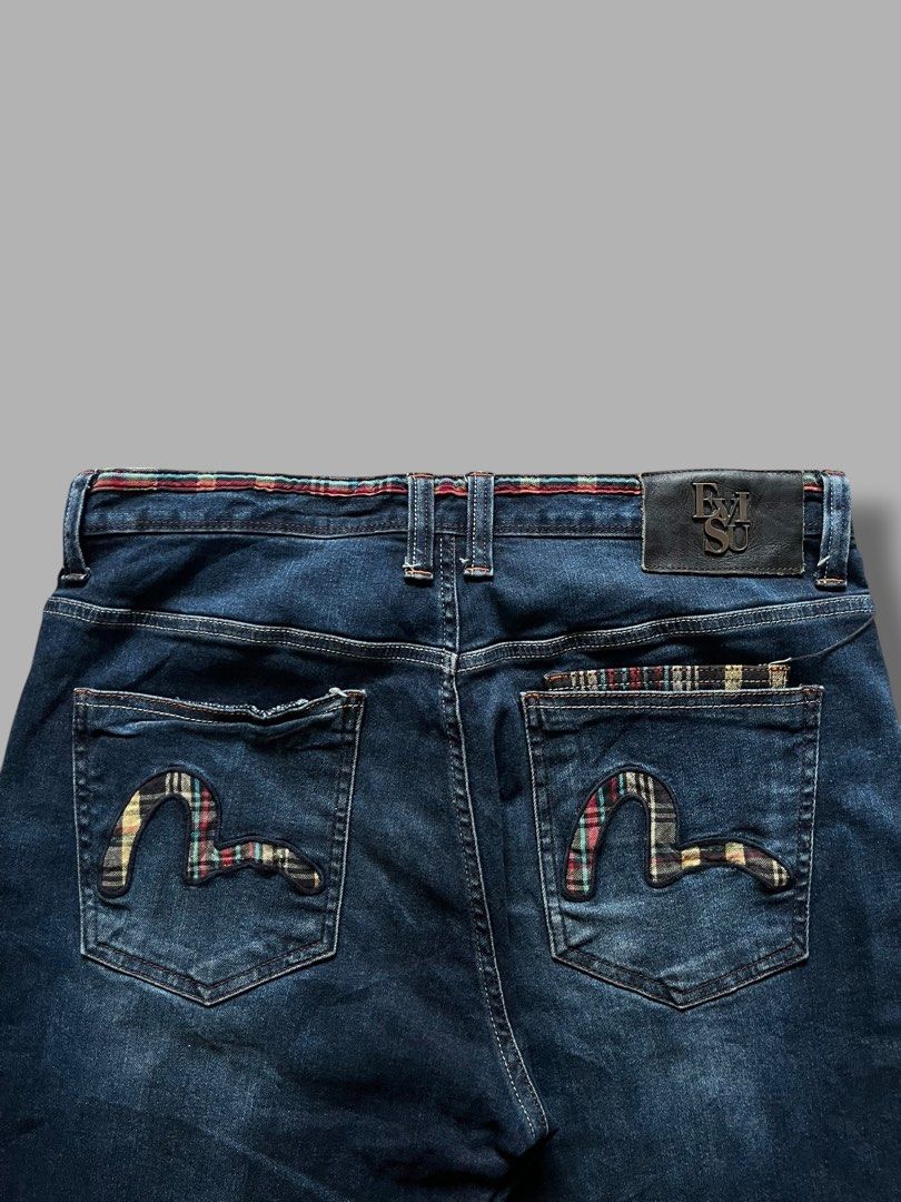 Y2K Evisu Capri Pants (Category: Jeans) located in Cebu City. Submitted by dip.thrift (Listing ID 1468459474, Image 3). Description: ▫️Official Tag ▫️Waistline: 34-36 Length: 25.5 Thigh: 13 Leg Opening: 9 ▫️Issue: ▫️Color Rate: ▫️Condition:.