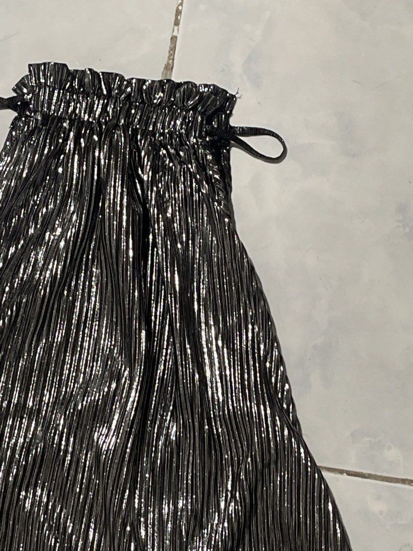 Y2K Metallic pleated Halter Top (Category: Sleeveless) located in Liliw. Submitted by j444mes (Listing ID 1468458715, Image 2). Description: - Color/Finish: Silver metallic with a shiny finish that catches the light - Design: Pleated skirt with a comfortable elastic waist and ruffled top edge - Features: Adjustable side drawstrings and a lovely flowy length - Occasion: Perfect for parties, clubs, or a fun night out - Condition: Excellent, ready t