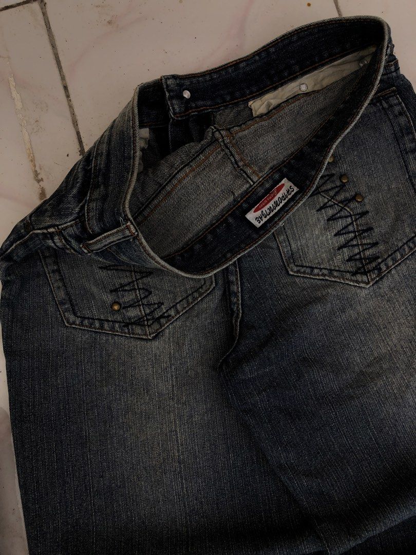 y2k mudwashed jeans (Category: Jeans) located in Davao. Submitted by angackean (Listing ID 1468369224, Image 3). Description: claim 499+sf (89pesos)💸 BLUE DENIM Y2K VIBES WASHED BAGGYJEANS👹 size 32-33 length 42.5 thigh 13 hem 8.5 •good conditions •might keep if not sold •mid hard/thick •needwash •heelbite / stain.