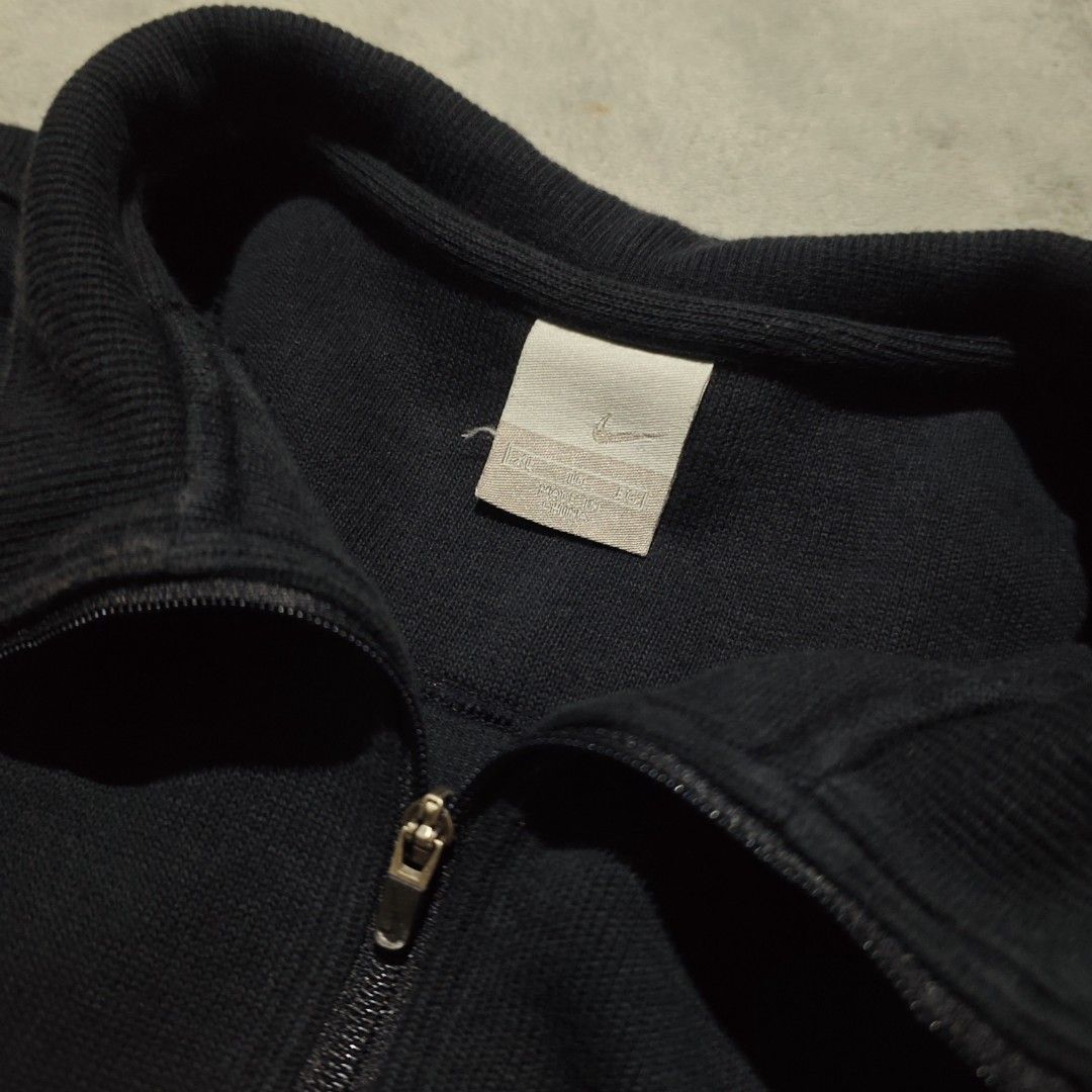 Y2K Nike qzip (Category: Hoodies) located in Dagupan City. Submitted by johnny.flips (Listing ID 1468450272, Image 2). Description: 23W 28L excellent condition.