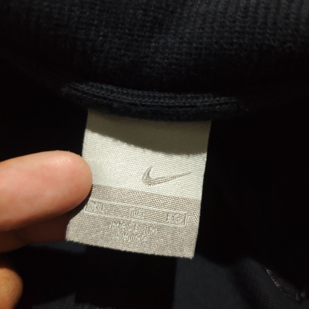 Y2K Nike qzip (Category: Hoodies) located in Dagupan City. Submitted by johnny.flips (Listing ID 1468450272, Image 3). Description: 23W 28L excellent condition.