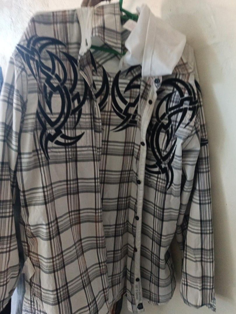 Y2K ROAR EMBROIDERED FLANNEL LONG SLEEVE (Category: Coats, Jackets and Outerwear) located in Guiguinto. Submitted by kanyewestlover91167 (Listing ID 1468323417, Image 1). Description: .