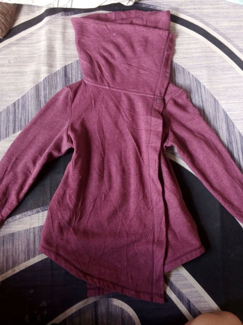 Y2K VINTAGE BLAZER (Category: Coats, Jackets and Outerwear) located in Manila. Submitted by icamalicdem29 (Listing ID 1468287593, Image 2). Description: Zella ZELLA WRAP FRONT FLEECE LINED JACKET.