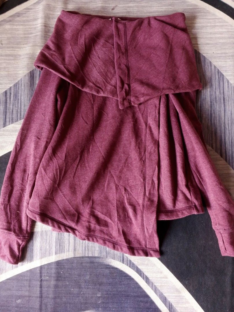 Y2K VINTAGE BLAZER (Category: Coats, Jackets and Outerwear) located in Manila. Submitted by icamalicdem29 (Listing ID 1468287593, Image 3). Description: Zella ZELLA WRAP FRONT FLEECE LINED JACKET.
