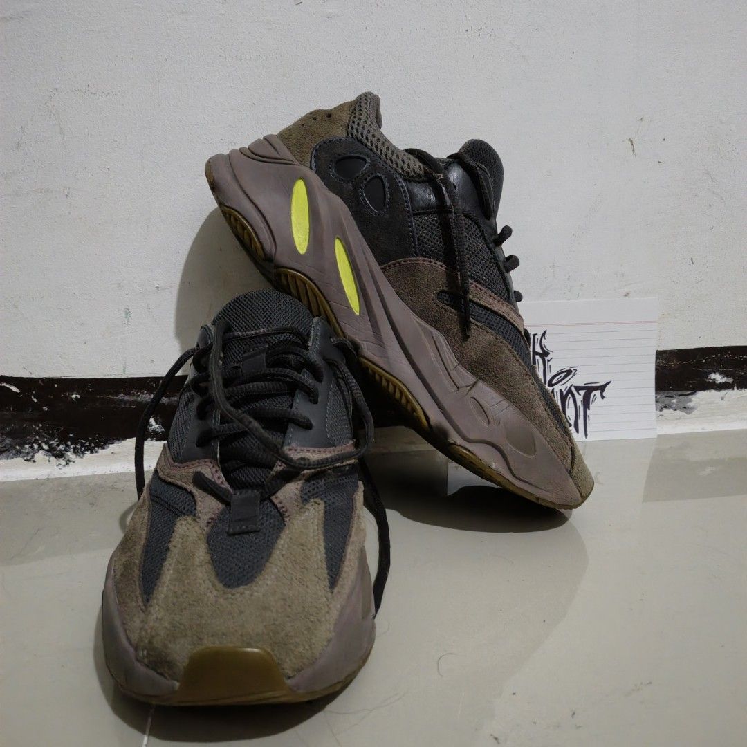 Yeezy 700 Mauve (Category: Sneakers) located in Manila. Submitted by maksaint.ww (Listing ID 1468344026, Image 2). Description: Still presentable. Good for daily use. Still negotiable.