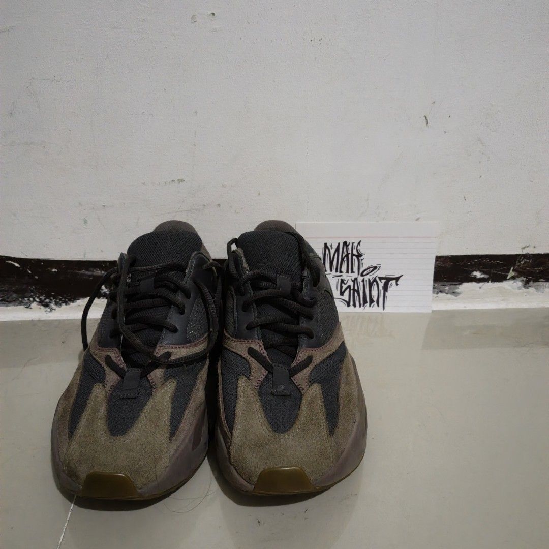 Yeezy 700 Mauve (Category: Sneakers) located in Manila. Submitted by maksaint.ww (Listing ID 1468344026, Image 1). Description: Still presentable. Good for daily use. Still negotiable.