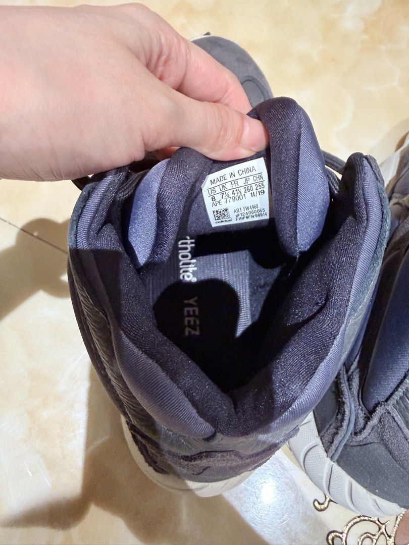 Yeezy shoes (Category: Casual Shoes) located in Manila. Submitted by puremountain-39f9e0 (Listing ID 1468393441, Image 2). Description: .
