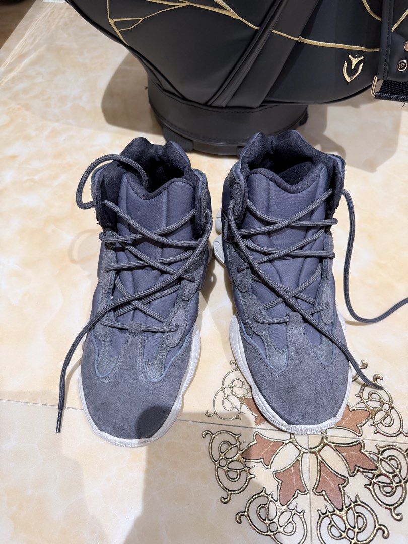Yeezy shoes (Category: Casual Shoes) located in Manila. Submitted by puremountain-39f9e0 (Listing ID 1468393441, Image 1). Description: .