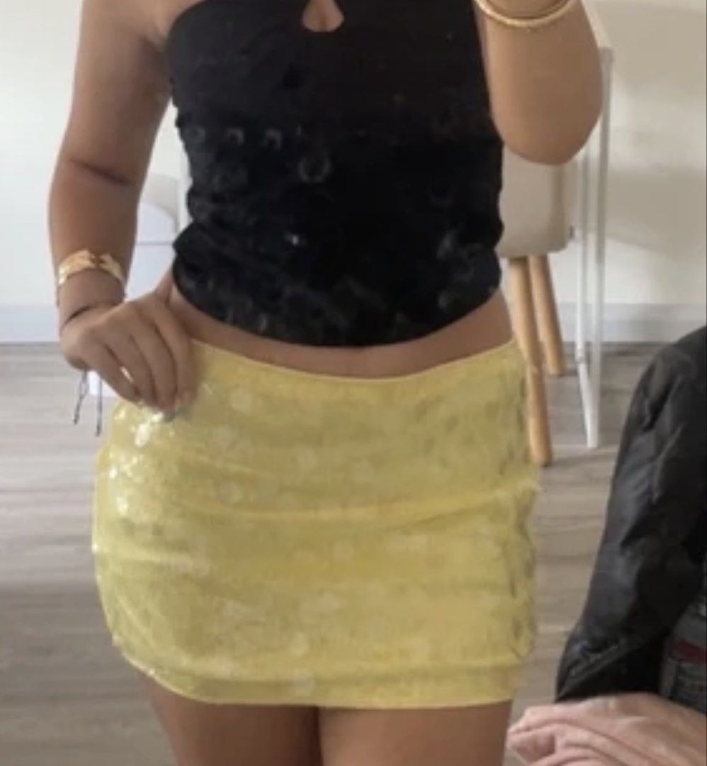 yellow sequin skirt (Category: Skirts) located in Makati City. Submitted by prelovedbylexie (Listing ID 1468353075, Image 2). Description: stretchy waistband .