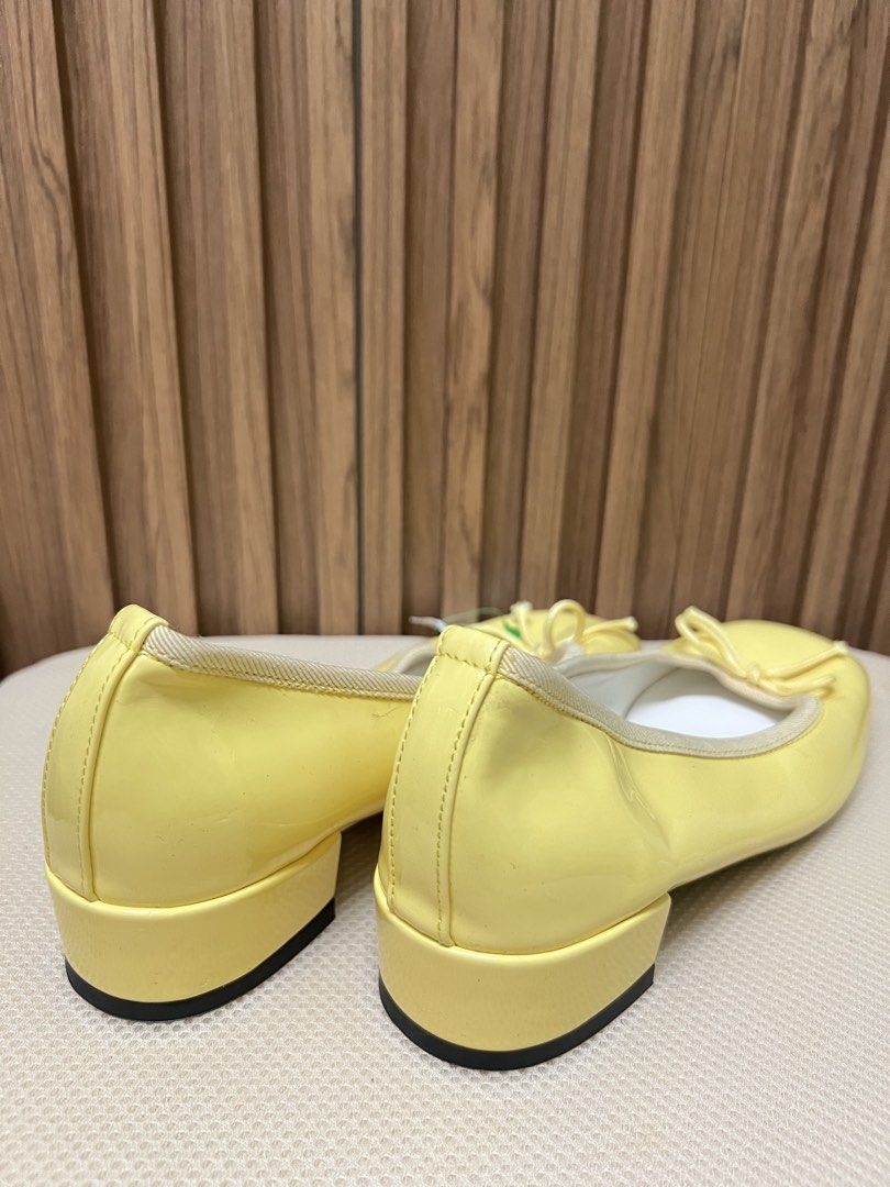 Yellow Shoes (Category: Heels) located in Cebu City. Submitted by mifinity (Listing ID 1468412436, Image 2). Description: Korean - Inspired Shoes Trendy Women's Patent Leather Yellow Heel Square Toe for Office Casual Outfits✨ Size: 37 Note: Mayroon kunting flaws. Makikita po sa pictures. .