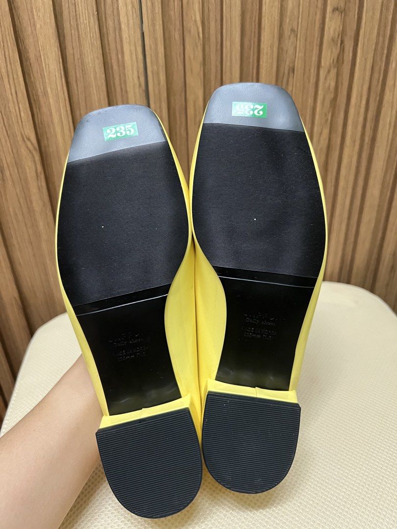 Yellow Shoes (Category: Heels) located in Cebu City. Submitted by mifinity (Listing ID 1468412436, Image 3). Description: Korean - Inspired Shoes Trendy Women's Patent Leather Yellow Heel Square Toe for Office Casual Outfits✨ Size: 37 Note: Mayroon kunting flaws. Makikita po sa pictures. .