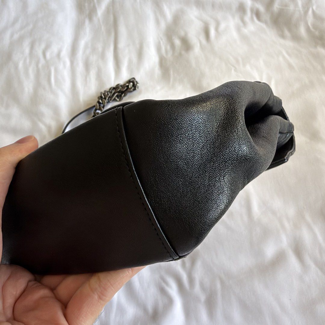 YSL College Medium Chain (Category: Luxury Bags & Wallets) located in Manila. Submitted by usetheoxfordcomma (Listing ID 1468406158, Image 3). Description: Medium size There’s some tiny dirt/mark in between the ridges of the back part See other photos for general condition .