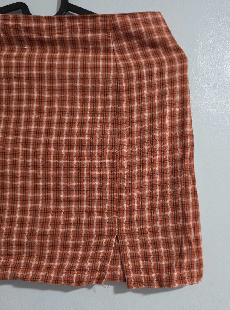 Zaful Orange Plaid Mini Skirt with Front Slit (Category: Skirts) located in Paranaque City. Submitted by franinnashop (Listing ID 1468360487, Image 3). Description: Declutter - Brand/Style: Zaful orange plaid mini skirt - Size: 26-inch waist, 13-inch length - Design: Cute front slit detail on the right side - Closure: Side zipper - Material: Soft plaid fabric (orange base with white and black lines) - Condition/Use: Great piece for casual wear.