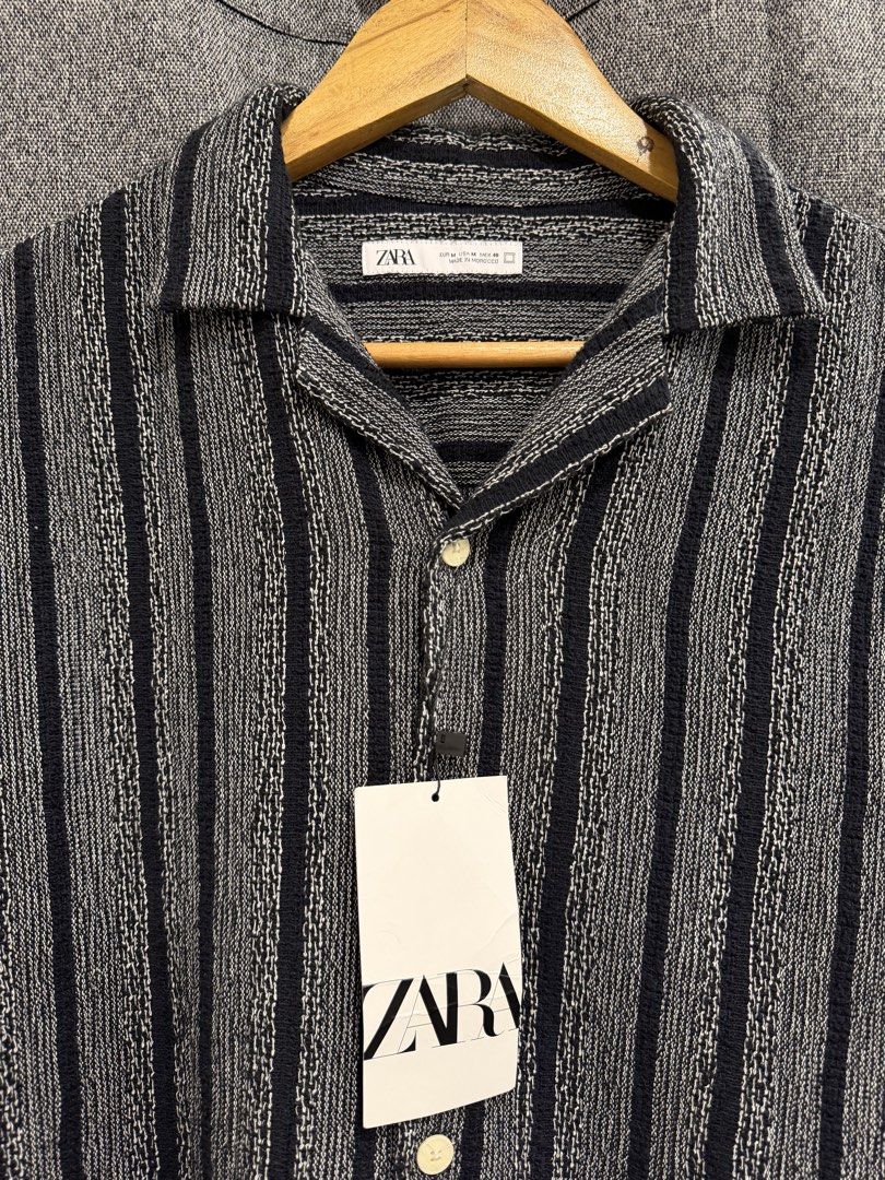 Zara - Textured Open Collar S/S Shirt (Category: Tshirts & Polo Shirts ) located in Makati City. Submitted by dailypickups_ (Listing ID 1468417601, Image 2). Description: Size: M Condition: 10/10 Material: 100% Cotton.