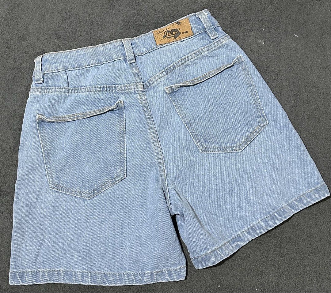Zara Bermuda Short (Category: Shorts) located in Cabanatuan. Submitted by fitsby.el (Listing ID 1468424058, Image 2). Description: 26-27.