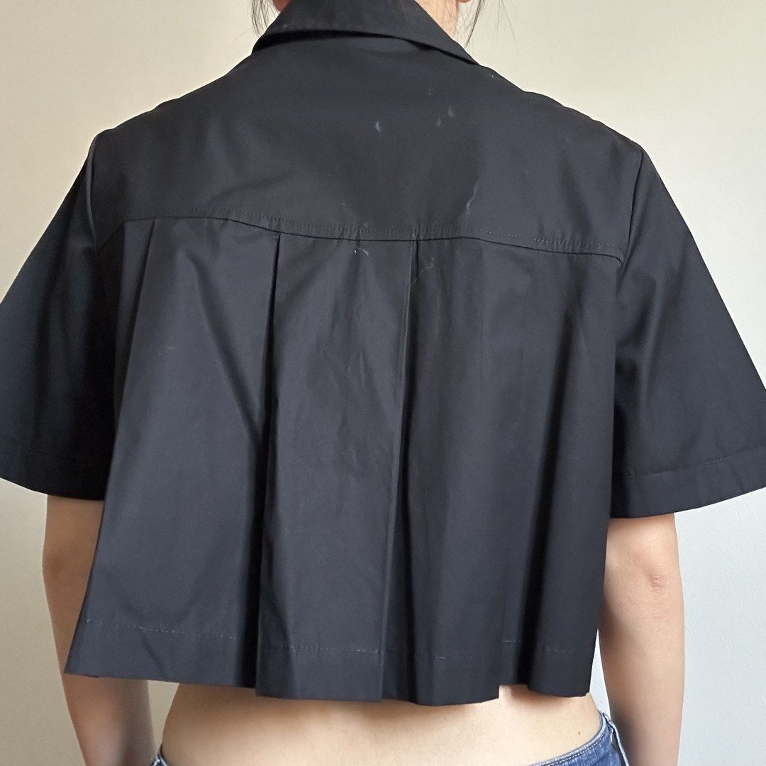 ZARA Black Cropped Pleated Button Down Shirt (Category: Blouses) located in Manila. Submitted by lovedby.k (Listing ID 1468339013, Image 2). Description: 𝗜𝘁𝗲𝗺 𝗗𝗲𝘁𝗮𝗶𝗹𝘀: Condition: 7.5/10 has minor white stains Size: M on tag, best fits S-M 𝗠𝗼𝗱𝗲𝗹’𝘀 𝗠𝗲𝗮𝘀𝘂𝗿𝗲𝗺𝗲𝗻𝘁𝘀: Bust 34-36, Size S-M, Height 5’5 🔖 All items are 𝗽𝗿𝗲𝗼𝘄𝗻𝗲𝗱!.