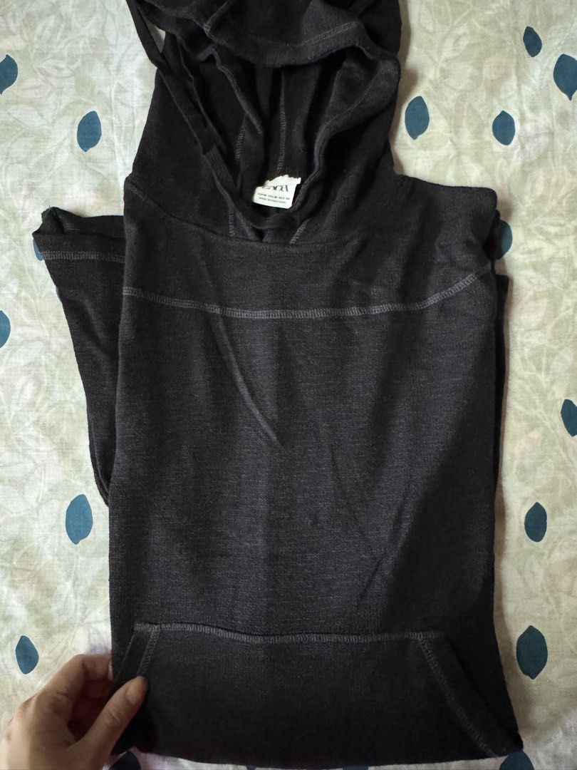 Zara Black Hooded Sweatshirt Size M (Category: Hoodies) located in Manila. Submitted by seangoart (Listing ID 1468350911, Image 3). Description: - Brand: Zara - Color: Black - Size: Medium (EUR M, USA M, MEX 40) - Material: Waffle knit textured fabric - Origin: Made in Portugal - Features: Standard hoodie style, front kangaroo pocket, adjustable drawstring hood - Condition: Clean and ready to wear.