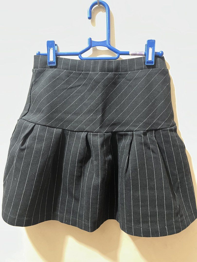 ZARA Black stripes mini skirt (stretchable) (Category: Skirts) located in Manila. Submitted by aiyuan17 (Listing ID 1468367063, Image 1). Description: Black stripes mini skirt (stretchable) Waist: 23-25 Length: 14 inches.