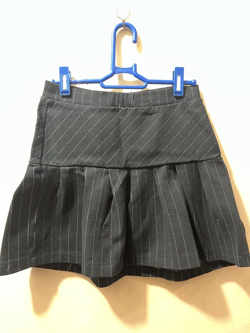 ZARA Black stripes mini skirt (stretchable) (Category: Skirts) located in Manila. Submitted by aiyuan17 (Listing ID 1468367063, Image 3). Description: Black stripes mini skirt (stretchable) Waist: 23-25 Length: 14 inches.