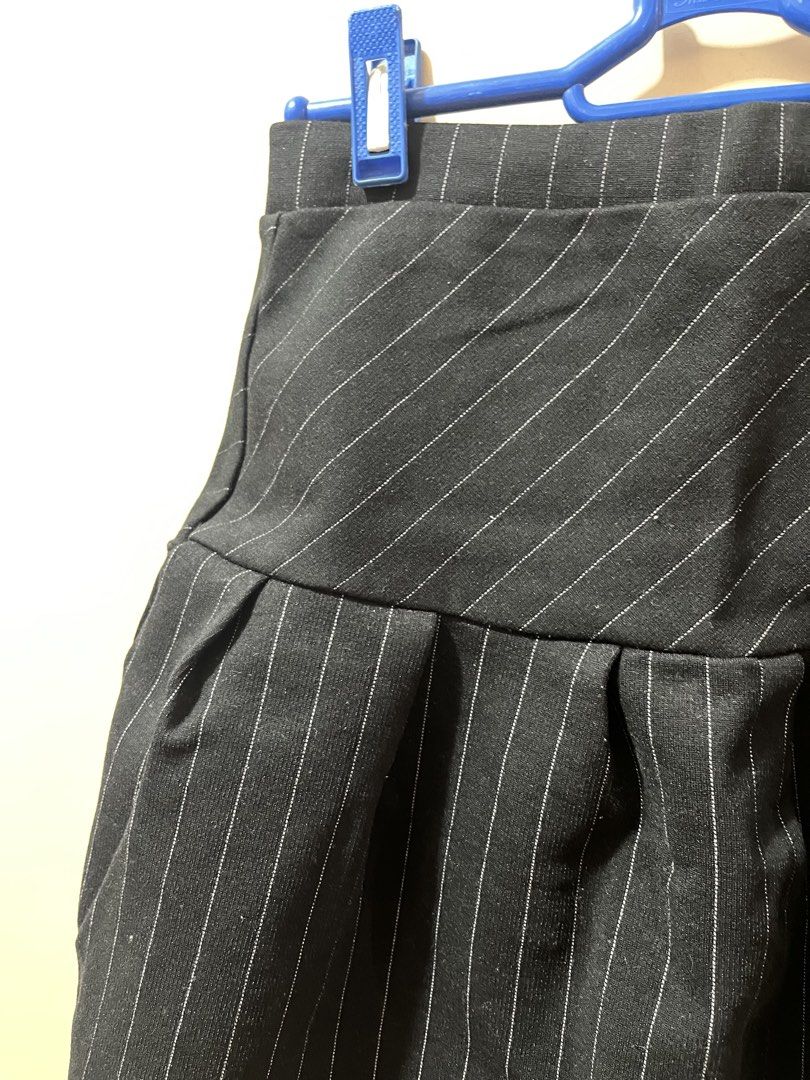 ZARA Black stripes mini skirt (stretchable) (Category: Skirts) located in Manila. Submitted by aiyuan17 (Listing ID 1468367063, Image 2). Description: Black stripes mini skirt (stretchable) Waist: 23-25 Length: 14 inches.