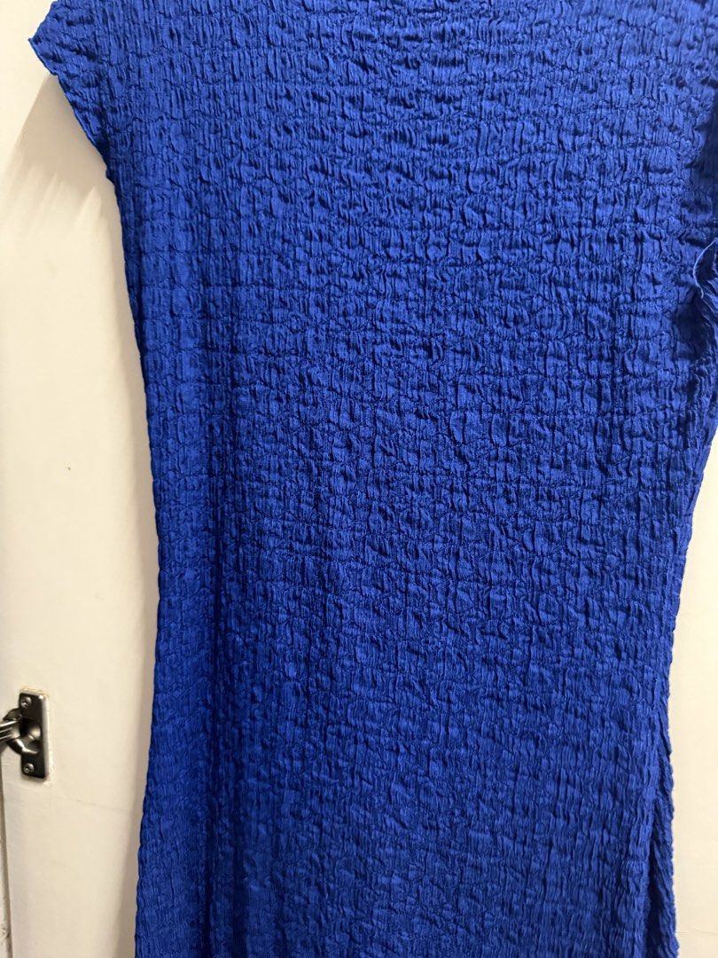 Zara Blue Crinkle Texture Midi Dress Size Small (Category: Dresses) located in Quezon City. Submitted by mikaela_0 (Listing ID 1468356137, Image 3). Description: - Brand: Zara - Size: EUR S / US S / MEX 26, fits small to medium - Color: Vibrant blue - Material: Stretchy crinkle fabric - Design: Round neckline, short cap sleeves, mid-length body-hugging cut - Origin: Made in Turkey - Condition: Clean and ready to wear Excellent condition.